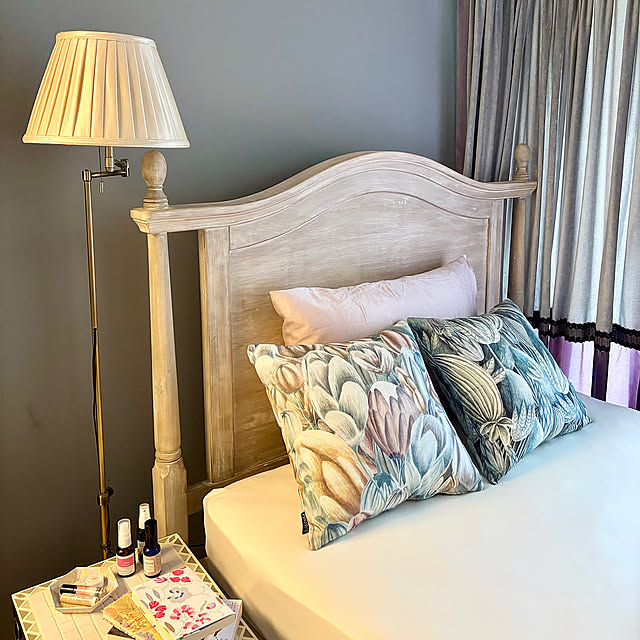 Bedroom,アンティーク風,スタンドライト アンティーク調,読書スペース,読書タイム,寝室インテリア,寝室,心地よい暮らし,フレンチシック,海外インテリア,海外インテリアに憧れる,リノベーションマンション,マイホームインテリア,部屋づくりを楽しむ ymの部屋