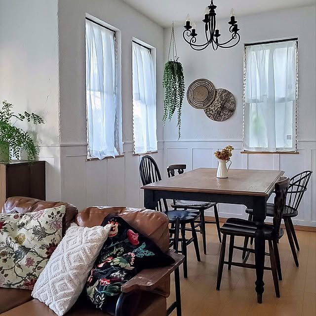 Overview,ダイニング,建売住宅,中古戸建て,ブリティッシュスタイル,建売を自分好みに♡,建売をオシャレにしたい,中古住宅でも諦めない,建売住宅でも快適生活,ダイニングルーム,お気に入りの家具,アーコール,アーコールチェア,アーコールチェアのある生活,オーダーテーブル,オーダー家具,ヴィンテージ家具,ヴィンテージインテリア,きれいめヴィンテージ,腰壁DIY,腰壁,腰壁 ベニア板,腰壁のある部屋,塗り壁,塗り壁DIY,漆喰風ペイント,漆喰風塗料,漆喰風壁 MARIE.color.interiorの部屋