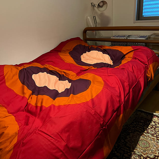 Bedroom,ペルシャ絨毯のある暮らし,ペルシャ絨毯Qum 産シルク,marimekko Melooni,マリメッコ　メローニ,marimekko デュべカバー,marimekko 布団カバー,秋色インテリア,北欧,marimekko,北欧インテリア,マンションインテリア,マンション暮らし,マリメッコ,マリメッコのある暮らし,マリメッコばかりですいません,マリメッコ沼,無印　フロアライト Inarichinの部屋