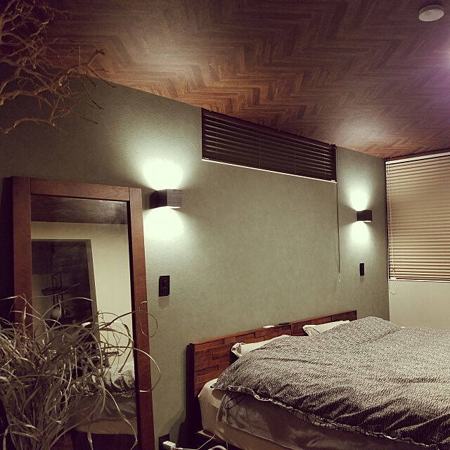 Bedroom,ヘリンボーン柄クロス,天井,シンプルライフ,寝室インテリア,ワイドキングサイズ,シングルベッド2台,緑色の壁,スタンドミラー sentyaの部屋