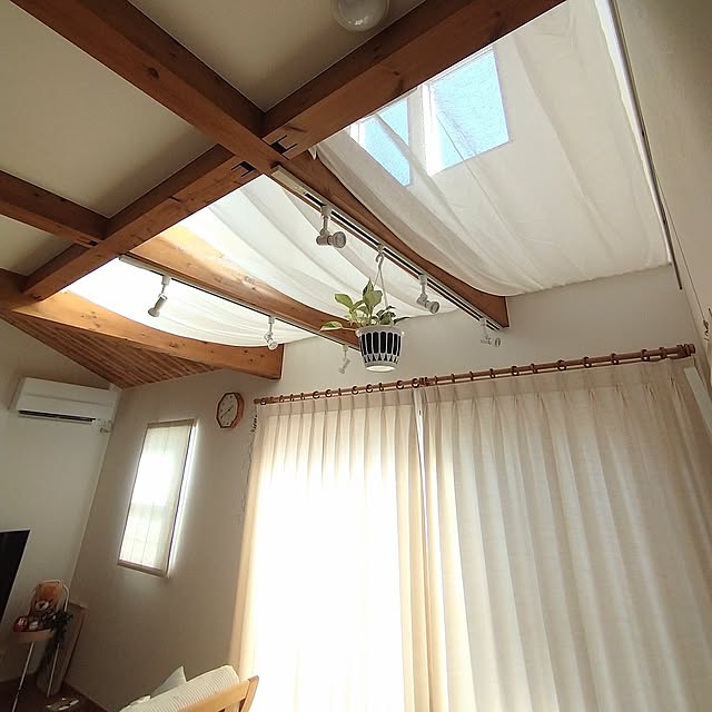 Lounge,ナチュラル,北欧,造作,無垢材,勾配天井,ルームワン,吹き抜け,無垢板,雑貨,シーリングファン,板張り天井,100均,3COINS,3coinsカーテン,3coins大好き juntaの部屋