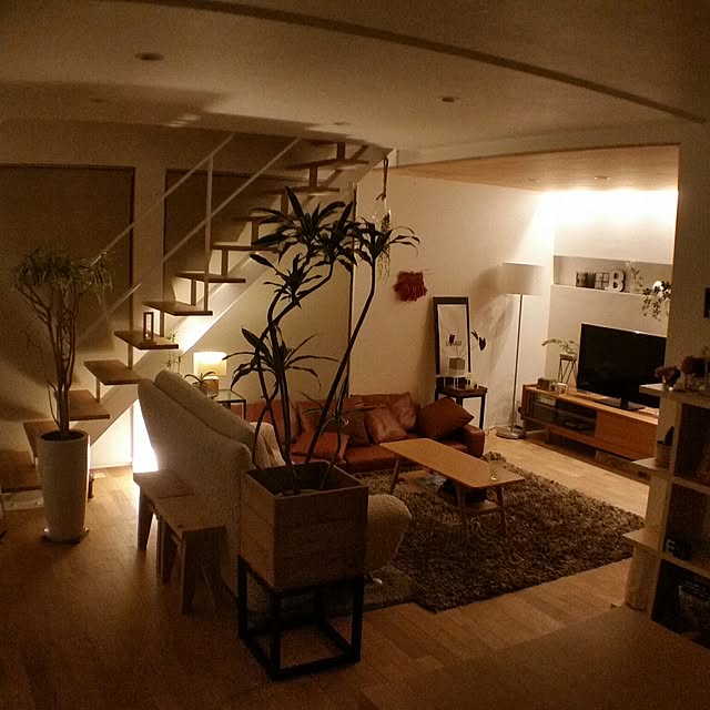 Lounge,ナチュラルインテリア,観葉植物　,グリーンのある暮らし,無印良品,DIY,natural,ソファー,シンプルインテリア,スケルトン階段,シンプル,IKEA,グリーンインテリア,観葉植物,ニトリ照明,ニトリ,ナチュラル,コイズミ照明,無垢材の床,間接照明,鉢カバーDIY ,ラグ,無修正pic chieの部屋