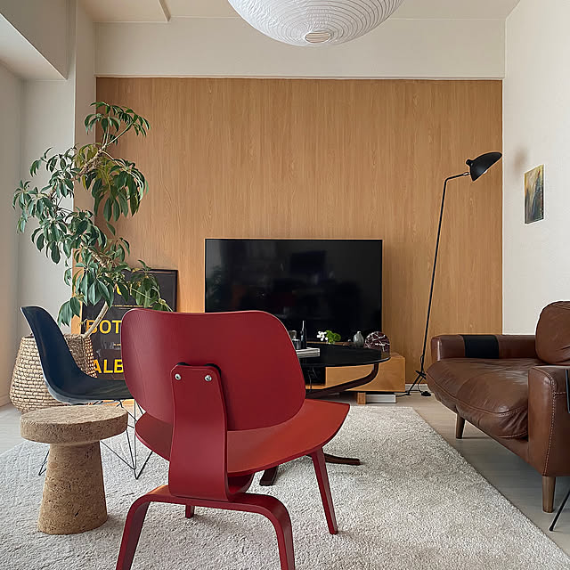 Lounge,HAY 照明,壁紙,壁紙貼り替え,壁紙シール,壁紙DIY,心地よい暮らし,イームズ,LCW,unico ソファ,LCWチェア,観葉植物のある暮らし,ポスターのある暮らし,フルイドアート pepeの部屋
