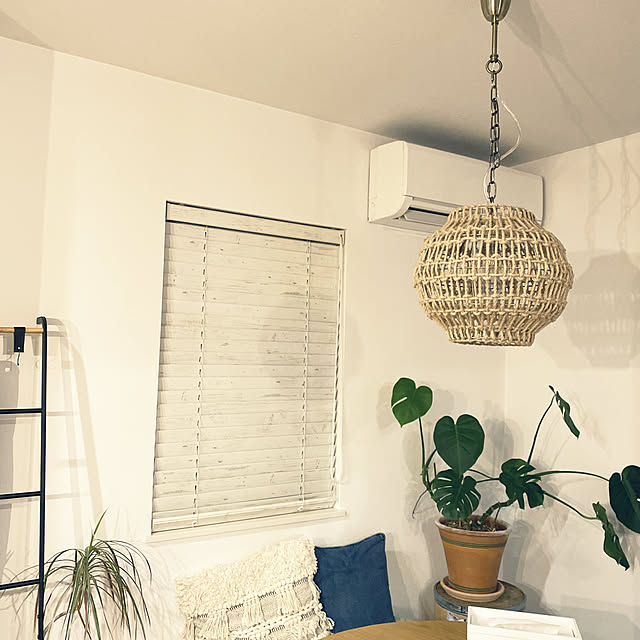 ラダーシェルフ,モンステラ,ペンダントライト,BOHO,テラコッタ鉢,カリフォルニアスタイル,木目ブラインド,観葉植物,ボタニカルスタイル,植物,ニトリ,照明,Lounge RN...mの部屋