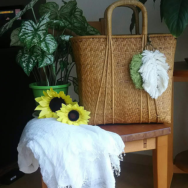 My Desk,花のある暮らし,和モダンに憧れる,古い物ばかり☆．。．:*･ﾟ,RCの出会いに感謝です♡+ﾟ*,癒しの空間,いいね＆フォローありがとうございます♡,優しいフォロワーさんに感謝♡﻿,スルーで大丈夫です*˙︶˙*)ﾉ,コーギーのいる暮らし,見ていただいてありがとうございます♥️,季節を楽しむ暮らし,籐かご,Tenさんのフェザーストラップ,カラジュウム,ひまわり tenntennの部屋