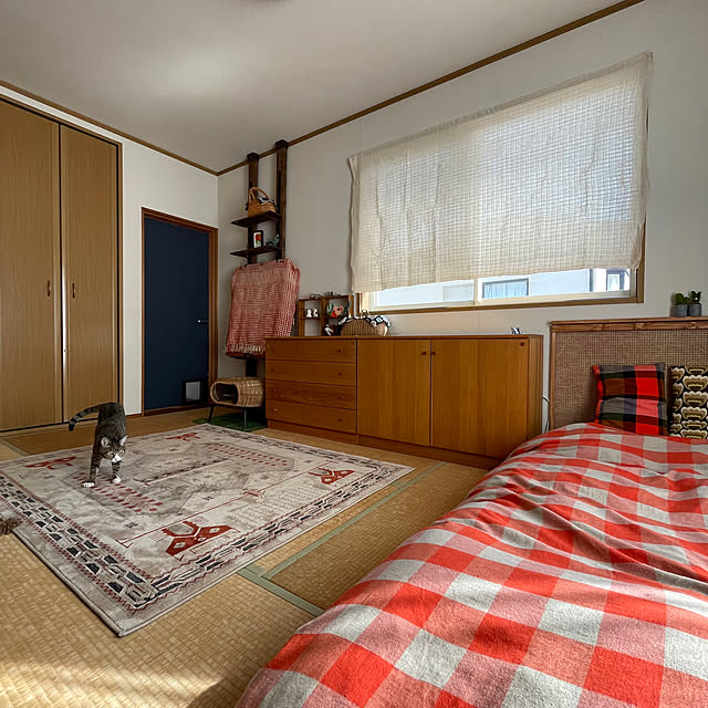 Bedroom,ラグがあって良かった,ポジャギ風カーテン作りの途中,ネコのいる暮らし,unicoのラグ,ラグ,ネコ姉弟,ラグ　姉　キジトラ,ハンドメイド,イベント参加,複数枚投稿,ラグとラグ nobikoの部屋