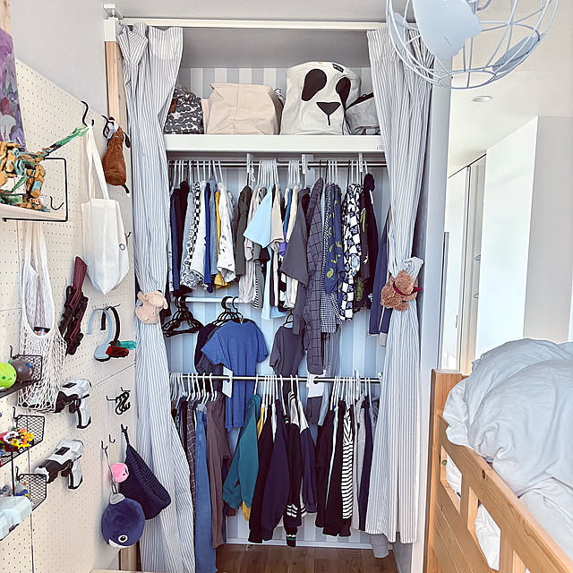 On Walls,子供服収納,オープンクローゼット,突っ張りカーテンレール,IKEAのカーテン,収納スペース,IKEA,子供部屋 Minteaの部屋