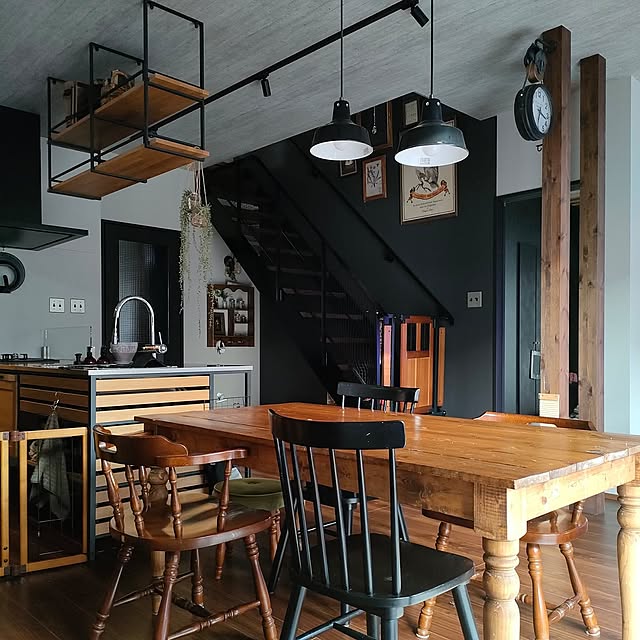 【写真でルームツアー】BLACK & WOODで統一されたアンティークショップのような空間。Atelier_tamakiさんのお家をご紹介!