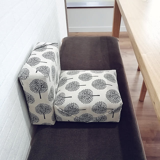 Lounge,レンガ風壁紙,ほっこり♡,こどもと暮らす,雑貨が好き,ものづくり,かわいいもの♡,ダイソー,牛乳パック工作,牛乳パック椅子,グルーガン,縫わないで作った椅子カバー,グルーガンで貼りつけ saichanの部屋