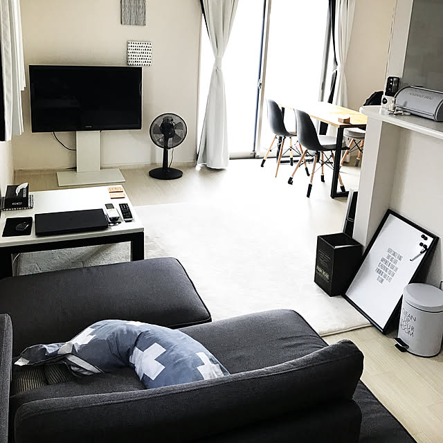 Lounge,クッションフロア,モノトーン,建売,塩系も好き,イームズチェアリプロダクト,塩系インテリアに憧れる,100均,ナチュラル,建売だけど諦めない！(笑),ニトリ,狭いダイニング,セリア,楽天で買ったもの,いいね、フォロー本当に感謝デス☺︎,ペールゴミ箱,白黒グレー,シンプルが好き,陽当たり最高 sunny___03の部屋