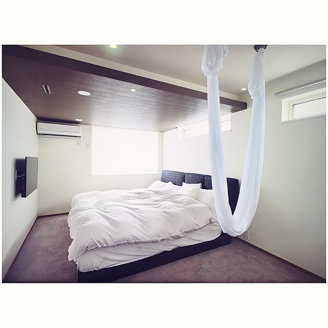 Bedroom,壁掛けテレビ,ハンモックヨガ,シンプル,絨毯張り,ベッド,Tokyo interior,セミダブル×ダブルベッド,寝室,注文住宅,二世帯住宅,パナホーム ,Pana Home,子世帯,新築,マイホーム,ホテルライク shiiimay114の部屋