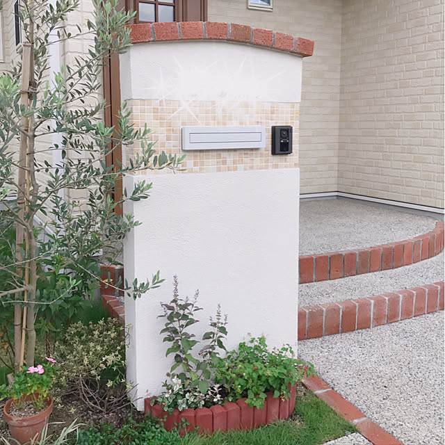 Entrance,ナチュラルガーデン,門柱前の花壇DIY,門柱,オリーブの木,レンガの花壇,門柱前の花壇,庭作り -yuki-の部屋