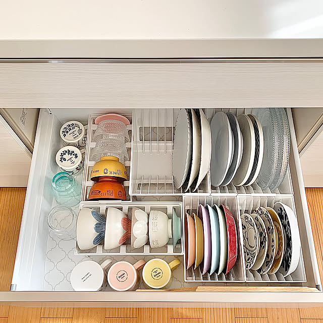 Kitchen,鍋フライパン収納,食器収納,ニトリのフライパンスタンド,ホワイト,トトノディッシュスタンド,トトノ シリーズ,立てる収納,キッチンの工夫,シンプル,シンプルインテリア,立てて収納,使う場所の近くに収納する,見てくださってありがとうございます♡,LIXILキッチン koko_hikaの部屋