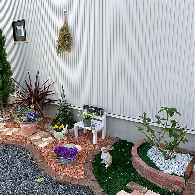 花壇で庭を自分らしく演出したい方へ 花壇のdiyアイデア Roomclip Mag 暮らしとインテリアのwebマガジン