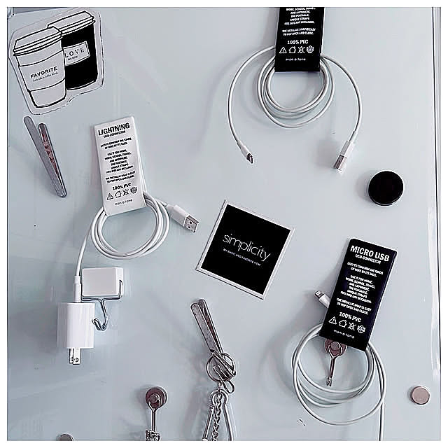 見せるディスプレイ,見せる収納,充電コード収納,充電器コーナー,充電器の置き場所,充電コード,充電器収納,充電ケーブルタグ,すっきり暮らす,ホワイトインテリア,mon・o・tone,モノトーンインテリア,モノトーン雑貨,シンプルな暮らし,きちんと収納,My Desk simple-essenceの部屋