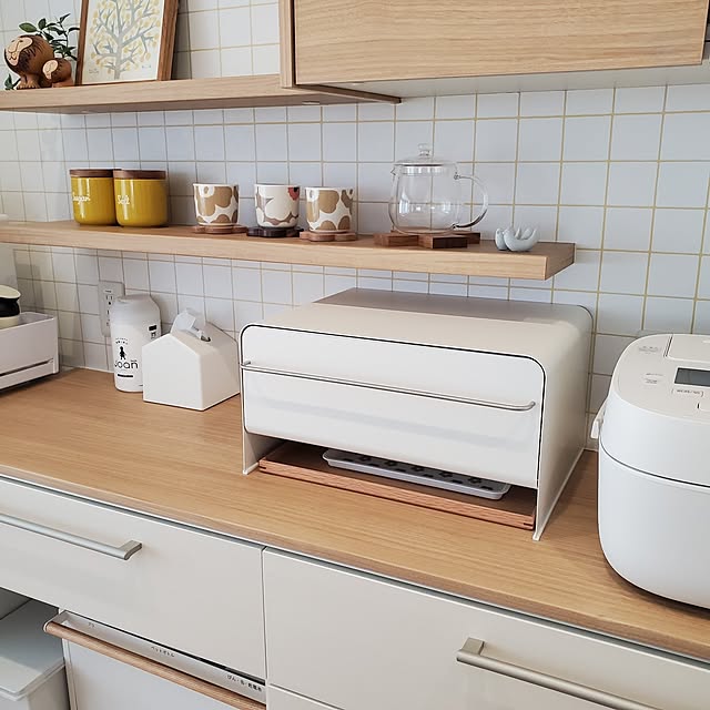 Kitchen,RoomClipショッピング,ブレッドケース,ブレッドドロワー,お菓子収納,パン収納,カップボードの上,TOTOキッチン,ザ・クラッソ,白×木,マリメッコ,リサラーソン,バーズワーズ,北欧ナチュラル,チェックの壁紙,白色家電 annyaの部屋