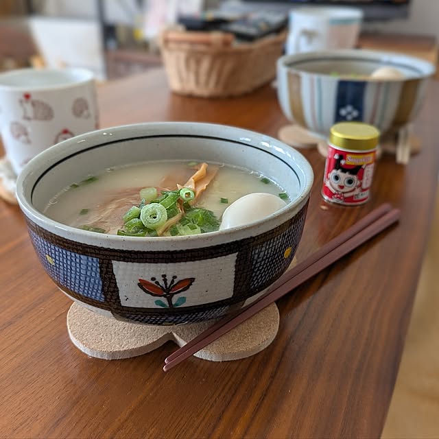 My Desk,テーブル,ムーミン,陶器,セリア,冬,ラーメン,丼,期間限定,季節限定,丼ぶり,コルクの鍋敷き,キューピーマヨネーズ,キューピーマヨネーズ瓶,季節を楽しむ暮らし,寿がきや,ムーミンデザイン,いろは窯,すがきや,陶器の丼,スーちゃんのおみやげセット,ダイニングテーブル,リビングテーブル,リビングダイニング,マンション暮らし,マグカップ mi-saの部屋
