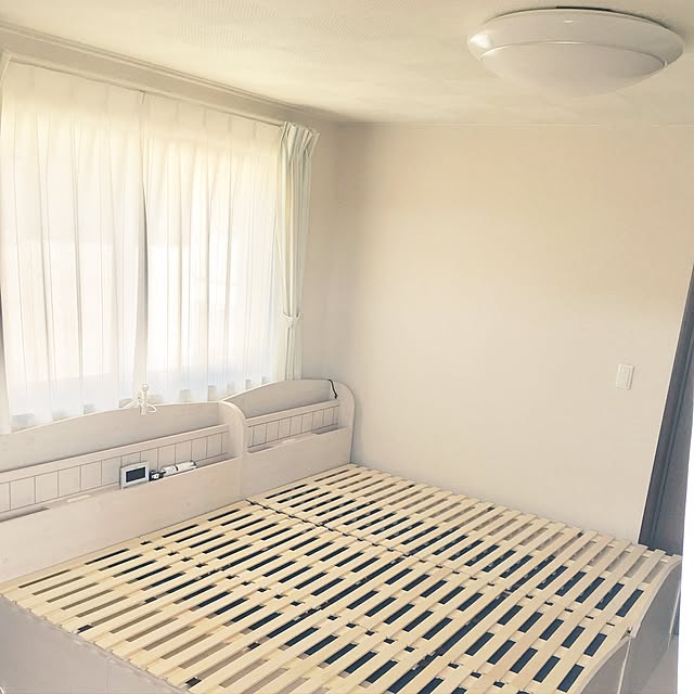 Bedroom,水色カーテン,懐中電灯は手に届くところに！,地震対策,フレンチナチュラル,ホワイトインテリア,シンプル,塗り壁,白い床,白い壁,ナチュラル,シンプルナチュラル,安全対策,ニトリ,リセット,IKEA 照明,ここだけミニマリスト Michiの部屋