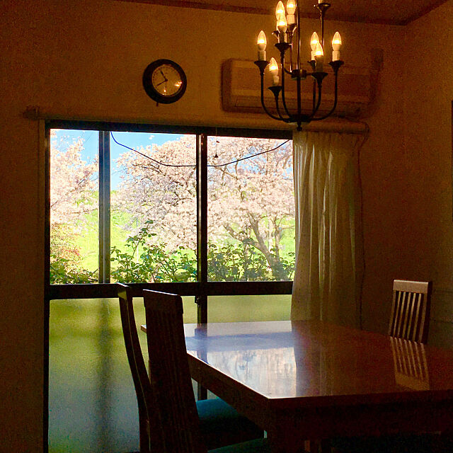 Lounge,窓からの眺め,小さなお家,シャンデリア,黒アイアン,借景,海外インテリア,桜が満開,裏は公園 nerogaraginの部屋