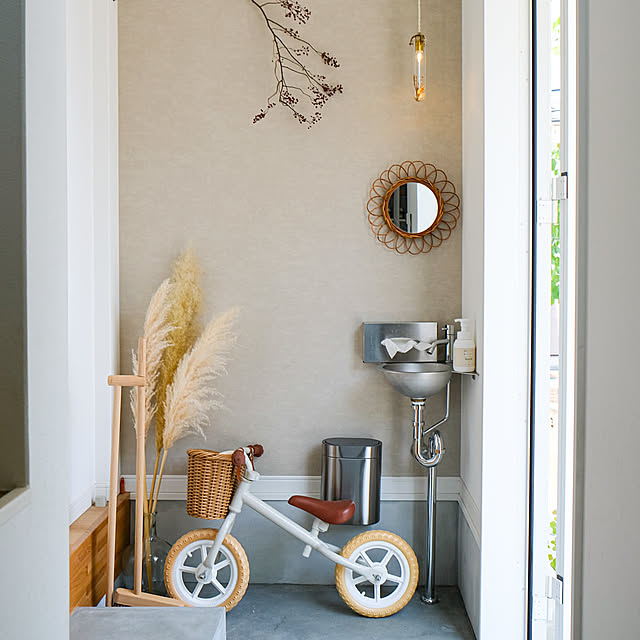 Entrance,玄関,ペンダントライト,IKEA,サンワカンパニー,手洗いボウル,手洗い器,壁掛けゴミ箱,パンパスグラス,見せる収納,キックバイク,ラタンミラー,アクセントクロス,モルタル玄関,モルタル,玄関インテリア,注文住宅,小さな家,こどもと暮らす,すっきり暮らす,シンプルな暮らし,子どものいる暮らし,こどものいる暮らし shiiiの部屋