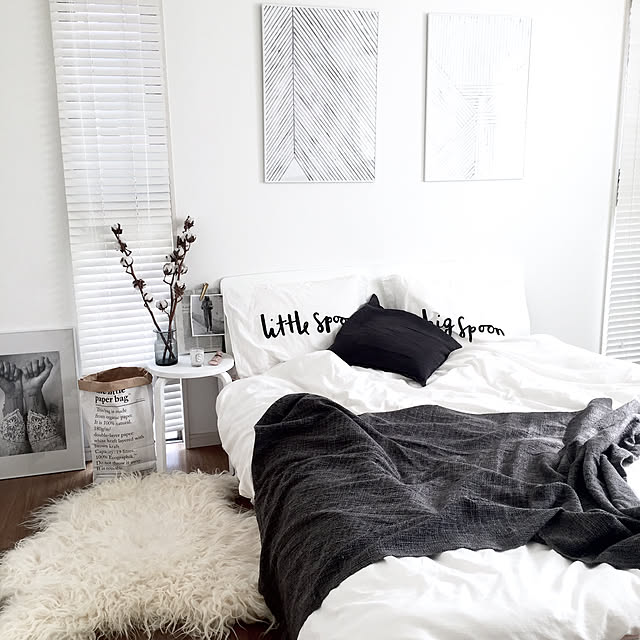 Bedroom,連投すみません,コットンフラワー,IKEA,silkebonde,ファー,H&M HOME,ig→riiiii＿ruuuuu＿,シープスキン,シープスキンラグ,ホワイトインテリア,モノトーンインテリア,白黒,海外インテリアに憧れる,北欧雑貨,北欧,モノトーン,北欧インテリア,ホワイト,シンプル,4000フォローありがとうございます★ ruicoの部屋