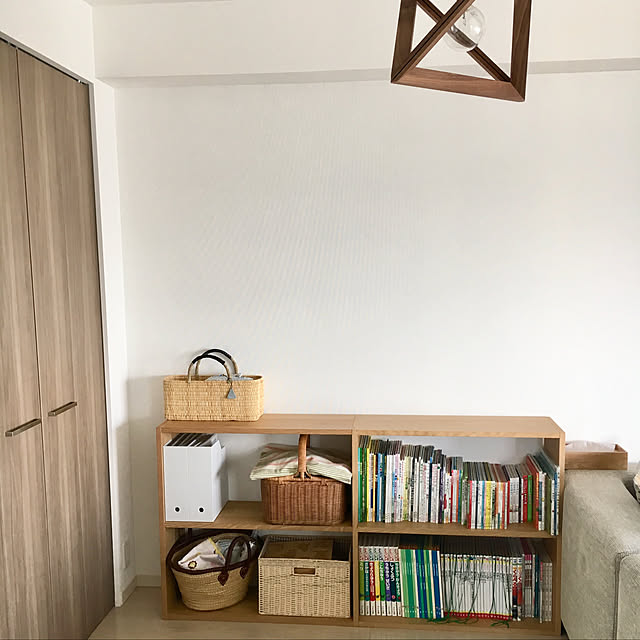 My Shelf,絵本棚,かごバッグ収納,本棚,子ども3人、狭くても心地よく暮らす,掃除しやすい家,ナチュラル,シンプルライフ,持たない暮らし,ミニマリストに憧れて,マンション暮らし,ペンダントライト,ウニコ 照明,無印良品 amiの部屋