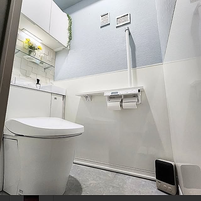 Bathroom,トイレ,キャビネット,掛ける収納,フロアタイル,LIXIL,タンクレス風,セカンドライフ,壁パネル,ハンディ扇風機,人感センサー付きセラミックファンヒーター,アッパーキャビネット,クイックルワイパーミニ,リフォレ(Ｉ型),インテリアリモコン付き紙巻器,全自動トイレ,手摺り,手摺付き紙巻器,ウォールダストボックス,マンション love1017の部屋