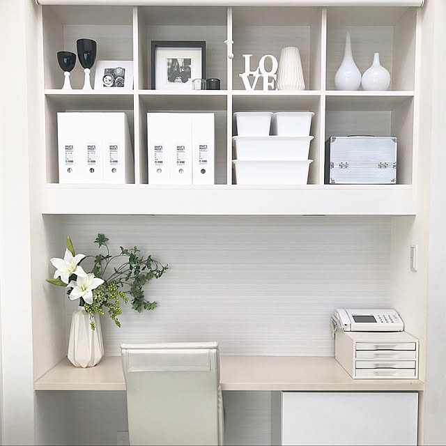 My Shelf,パソコンデスク,イケア,モノトーン,ファイルボックス,見せる収納,収納ボックス,グレー×白,花,フラワーアレンジメント,アートフラワー,アーティフィシャルフラワー,モダン,ホワイトインテリア,収納棚,収納,収納見直し,シンプルモダン,ディスプレイ,ホテルライク,ニトリ yumiの部屋