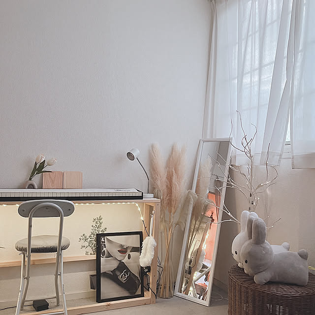 Bedroom,寝室の鏡,パンパスグラス,寝室,ピアノ台,間接照明,ナチュラルインテリア,賃貸インテリア,賃貸でも楽しく♪,賃貸暮らし,2LDK賃貸,ホワイトインテリア Eriの部屋