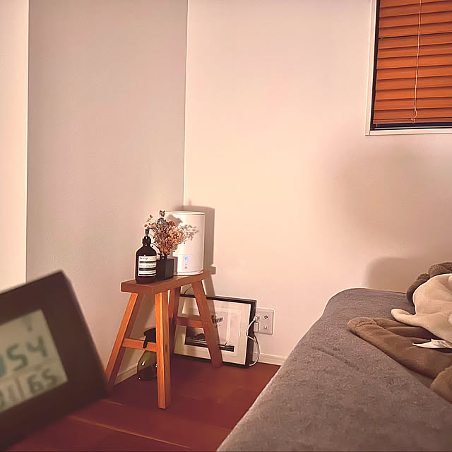Bedroom,ほとんど無印,ベッドルーム,布団王国,ブラインド 木製,ドライフラワー,イソップ aesop,加湿器始めました,布団からの眺め,寝室,乾燥対策,無印良品 240m.の部屋