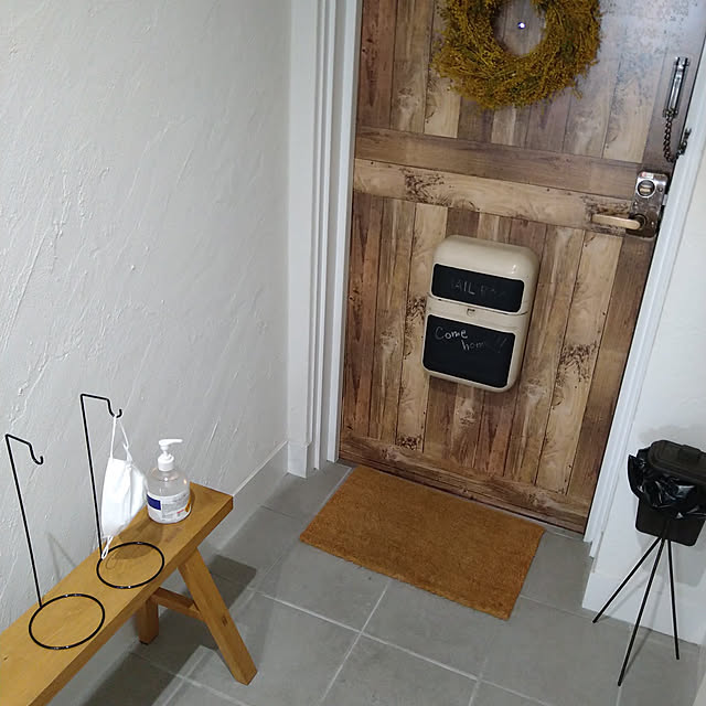 Entrance,マスク置き場,コロナ対策,玄関,玄関消毒,シンプル,ナチュラル,リラックス,リノベーション,マンションリノベーション,北欧,癒やしの空間,珪藻土の壁,無印良品のベンチ,セリア,セリアのランタンスタンド,玄関ドアリメイクシート,ミモザのリース takayoの部屋
