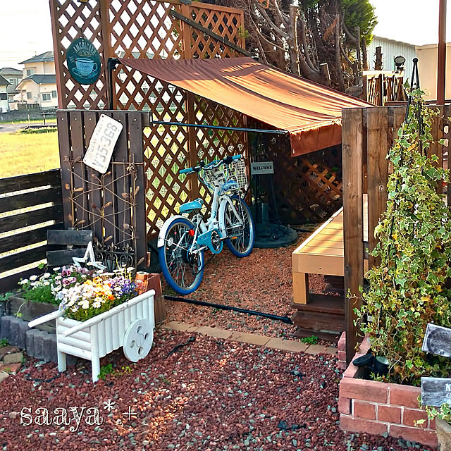 Entrance,ガーデニング,自転車置き場,ガーデニング大好き♪,オーニング,庭いじり大好き,レッドロック（砂利）,樹脂デッキ,樹脂ラティス,柵DIY,瓦チップ,お庭1からDIY,コーナンのレンガ,コメリのガーデニング雑貨 saayaの部屋