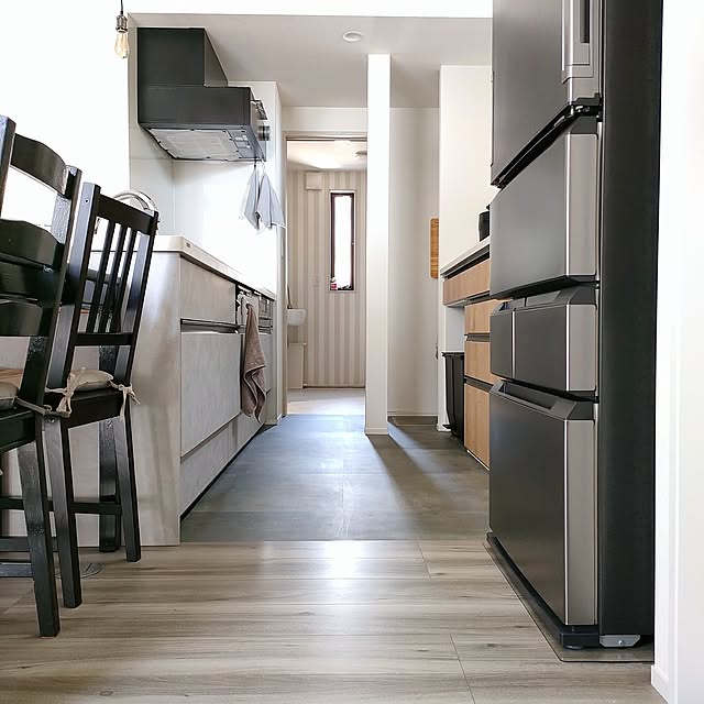 Kitchen,縦長のお部屋レイアウト,フェイクグリーン,LIXIL,ホワイトスタッコ,シャープ,冷蔵庫,レンジフード,ライトグレイン,抜けない柱,ヒオリエ フェイスタオル,ヒオリエ,KEYUCA,ゴミ箱,キッチンタオル ya_maの部屋