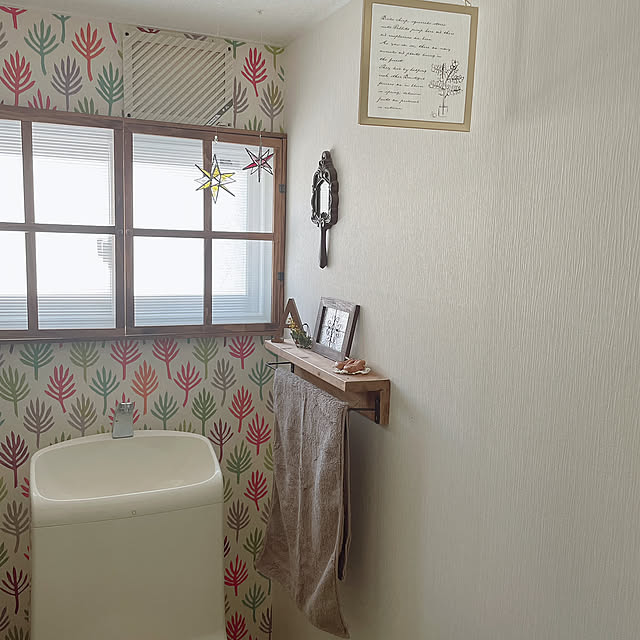 Bathroom,オーナメント,ステンドグラス,100均アイテム,アイアン雑貨,北欧風壁紙,窓枠DIY,タオル掛けDIY,トイレのインテリア,ハンドメイド,ワイヤークラフト kotoriの部屋