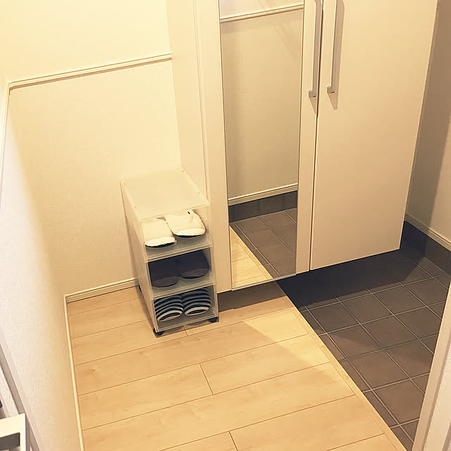 ルームシューズ収納,スリッパ収納,再利用,ポリプロピレンケース,モノトーン,スッキリ,無地良品,Entrance H.Tの部屋
