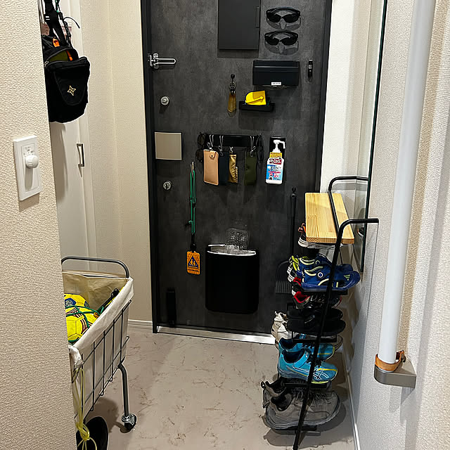 Entrance,傘,マグネット,メガネホルダー,傘掛け,傘収納,マグネット収納,傘立てマグネット,傘の置き場所,賃貸,壁面収納,ベルメゾン,賃貸インテリア,学校のプリント,ランドセルラック,ランドセル置き場,賃貸でも諦めない！,賃貸でも楽しく♪,突っ張らずに取り付けられる,小学生のいる暮らし,ランドリーバスケットはボール入れに,ランドリーバスケット,シューズラック,傘ホルダー mikomaruの部屋