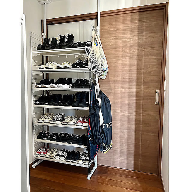 Entrance,突っ張り壁面収納Ｎポルダ,靴棚,ニトリ,部活バッグ,部活道具,外用おもちゃ,おもちゃの収納,おもちゃ置き場,おもちゃ入れ,おもちゃ収納,吊り下げ収納,無印良品,シンプル,平屋,平屋暮らし,ズボラ収納 CHIBIHAHAの部屋