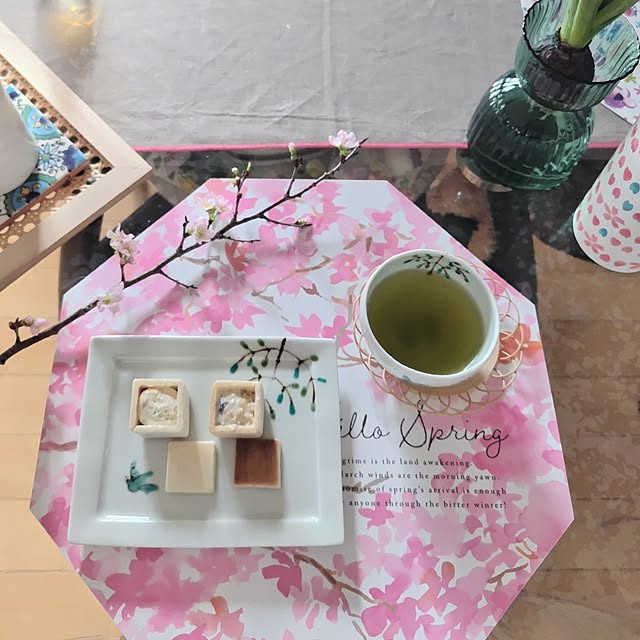 My Desk,季節を楽しむ暮らし,花が好き,好きなものに囲まれて暮らす,おやつタイム,お茶の時間,あんこも好き,チョコレート＆珈琲最高,バッカス,Seria　ランチョンマット,啓翁桜,ミモザ,ヒヤシンス,ヒヤシンス２本目が出てきて咲いてます,器好き,茶菓工房たろう　窓,生花のある暮らし hiro3の部屋
