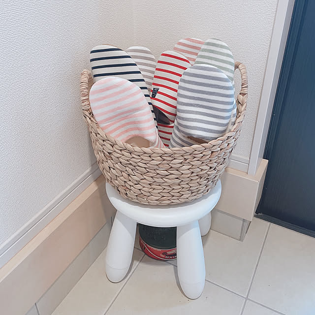 IKEAキッズスツール,来客用スリッパ,ニトリのカゴ,かご収納,北欧ナチュラル,同じような写真ばかりで、ごめんなさい…,建売住宅だけど可愛く☆,ナチュラル,カフェ風,北欧,シンプルが好き,Entrance akiko-ovの部屋