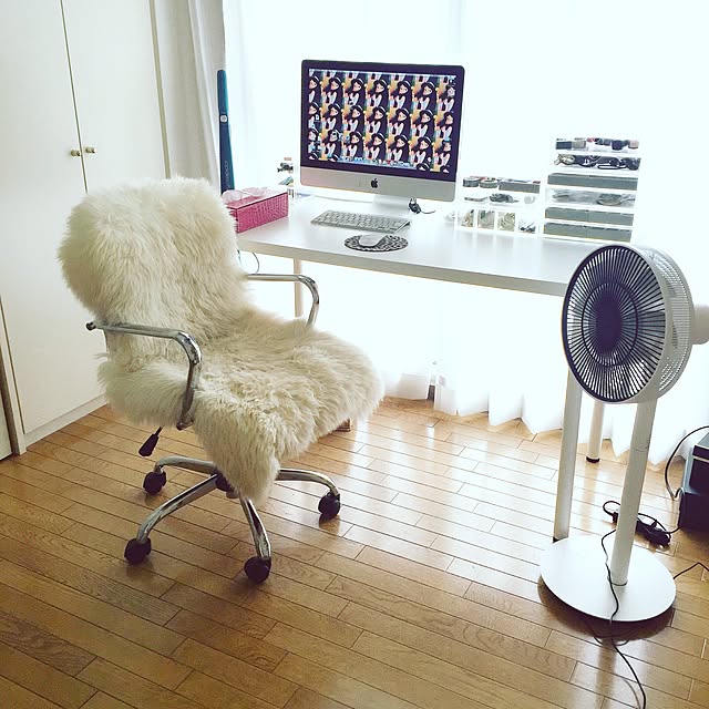 My Desk,Mac,パソコンデスク,扇風機,BALMUDA,無印良品アクリルケース,無印良品,ムートン,IKEAテーブル,IKEA makigonの部屋