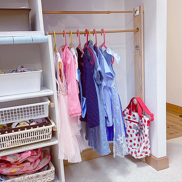子供服収納,子ども服の収納,子どもがいる暮らし,子どものいる生活,子ども服収納,突っ張り棒でハンガーラック,突っ張り棒が落ちない工夫,突っ張り棒収納,突っ張り棒,つっぱり棒,子供のいる暮らし,子供と暮らす,My Shelf nicchanの部屋
