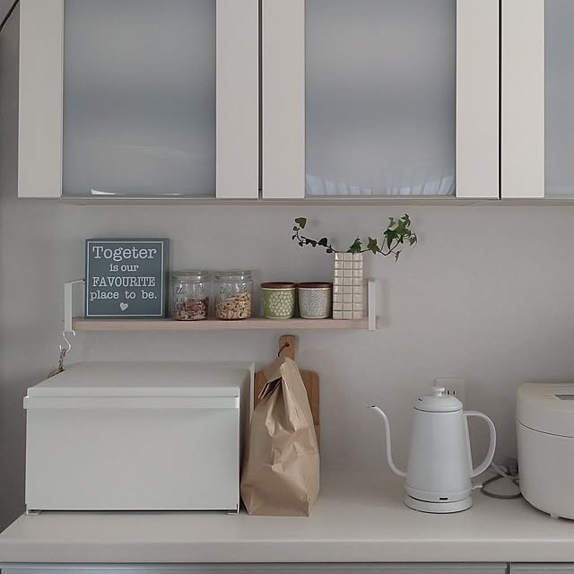 Kitchen,わが家の夏のキロク,紙袋,紙袋リメイク,紙袋再利用,暮らしを楽しむ,すっきりとした暮らし,心地よい暮らし,グリーン,ラブリコ,ラブリコ棚,ブレッドケース,マリメッコ,電気ケトル,炊飯器,ホワイト,清潔感,使いやすく tan5の部屋