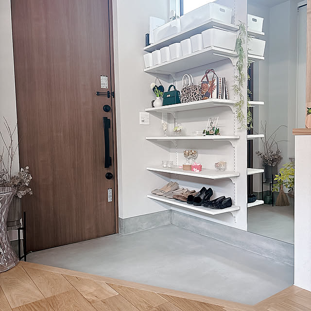 Entrance,全身鏡,モルタル床,モルタル,見せる収納,オープン棚,ディスプレイ,玄関,グリーン,インテリア,白,フェイクグリーン,ホワイト,平屋,ひとり暮らし,平屋暮らし tomatoの部屋