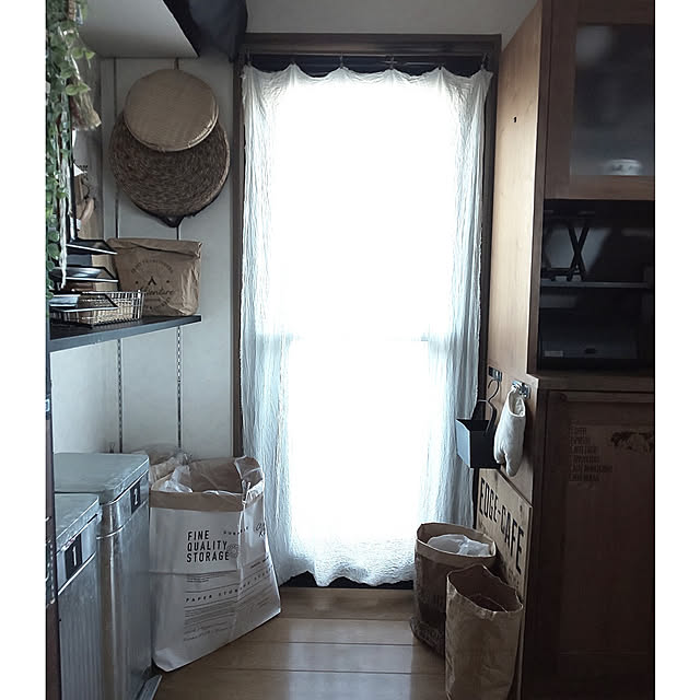 Kitchen,DIY,IG→yuriyana risa,カフェ風インテリア,男前も可愛いも好き,カフェ風インテリアを目指して,マンション暮らし,フォロワーさんに感謝♥,ダイソー,ダイソー♡,ゴミ入れ,ゴミ箱,紙袋,キッチン入り口,ガーゼカーテン yuriyanaの部屋