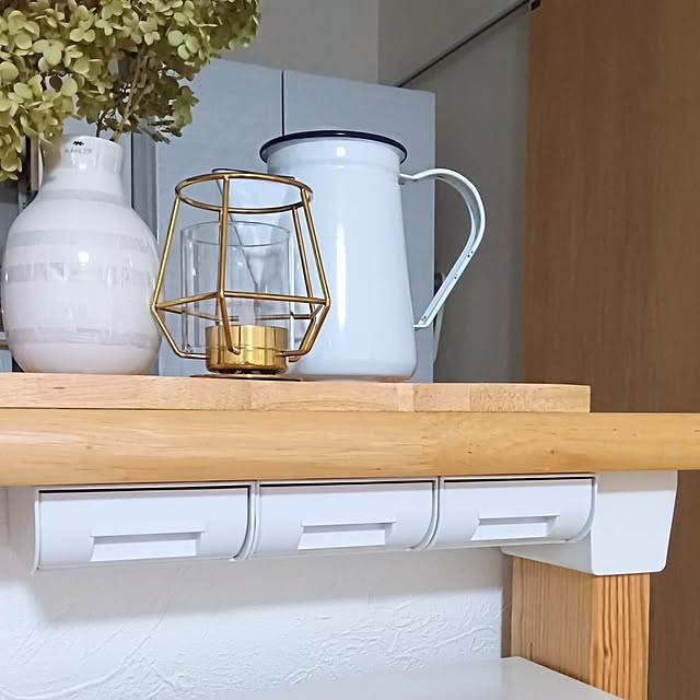 Kitchen,100均,取り付け式引き出し,ダイソー,カウンター下収納,デットスペース活用,小物収納,すっきり暮らしたい,隠す収納,薬収納,白が好き,取り出しやすい収納,テーブル下に付けれなかった,人気アイテム,キッチンカウンター下 h.t.の部屋