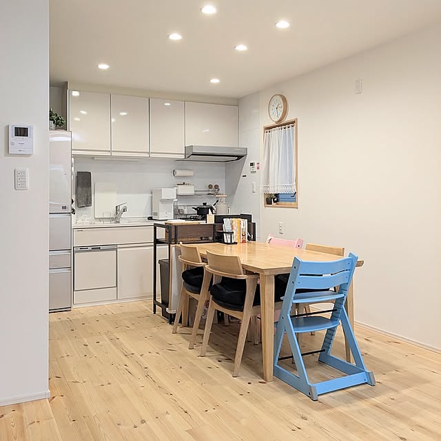 Kitchen,ダイニングテーブル,壁付けキッチン,子どもと暮らす,無垢床パイン材,見てくださってありがとうございます,タカラスタンダード キッチン,捨て活,ウォータースタンドicon,キッズチェア cochonの部屋
