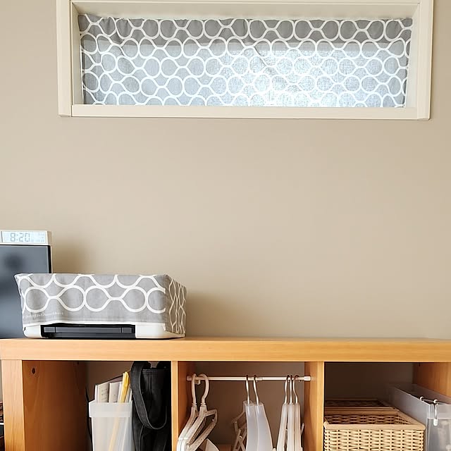 My Shelf,素材,北欧ファブリック,リネン生地,グレー×ホワイト,手作りカーテン,つっぱり棒カーテン,プリンター,プリンターカバー,プリンターカバーDIY,ベージュ系,ナチュラルカラー,ベージュクロス,西日対策,窓辺のインテリア,日差しよけ 75の部屋