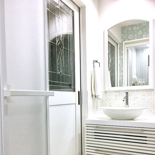 Bathroom,ステンドグラスドア,リクシル建具,IKEAの鏡,サンワカンパニー タオルバー,サンワカンパニー,エリッセコッコ,洗面所,ホワイトインテリア kokohanoの部屋