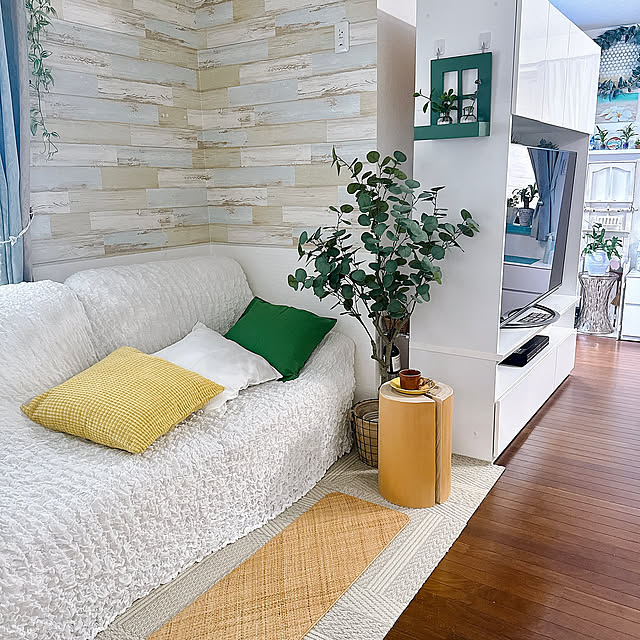 Lounge,ユーカリフェイクグリーン,フェイクグリーン,リビングの一角,優しい空間,差し色,差し色イエロー,irucico,irucicoシリーズ,SDGs,イケヒコ・コーポレーション,イケヒコ,丸太スツール,宮武製作所,自然素材が好き,自然を感じる暮らし,自然素材,夏の模様替え,夏,シンプル,シンプルな生活,IKEAのクッションカバー,グリーンのある暮らし,グリーン,ホテルライクに憧れる,ホテルライク,ビヨーンして見てね♡,ニトリ,クッション,ソファ miyuの部屋