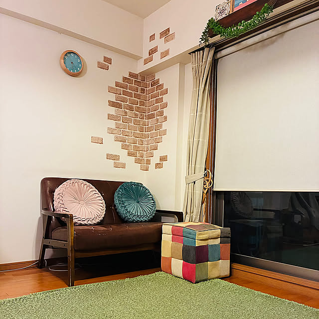 Lounge,デコホームのクッション,ニトリソファー,ソファ,DIY,カフェ風,いつもいいねありがとうございます♡,マンション暮らし,レンガ壁紙,ロールスクリーン yumizoの部屋